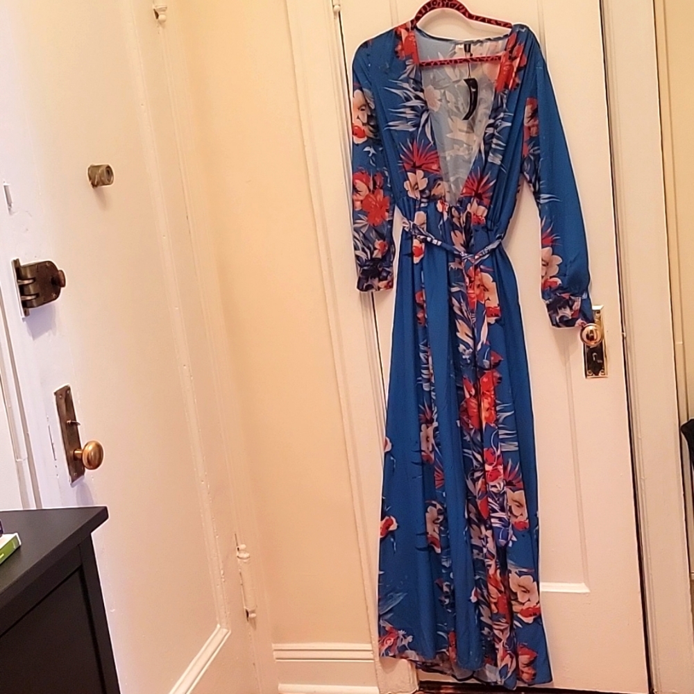 Dress with split on both sides and low top